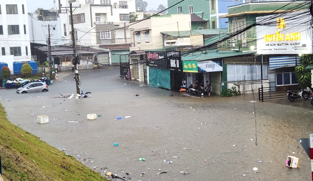 Mưa lớn khiến nhiều tuyến đường trung tâm TP Bảo Lộc ngập sâu