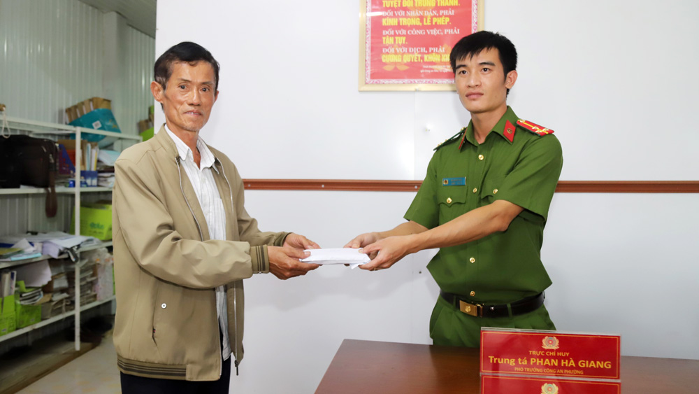 Ông Đỗ Thanh Nhơn mang số tiền 37 triệu đồng từ cây ATM chui ra giao nộp Công an Phường 1 (TP Bảo Lộc) nhờ tìm chủ nhân