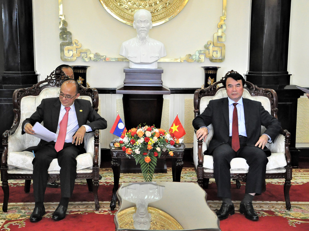 Phó Chủ tịch UBND tỉnh Lâm Đồng Phạm S trao đổi với ông Sốm Bun Hương Vông Sá - Phó Tỉnh trưởng tỉnh Champasak