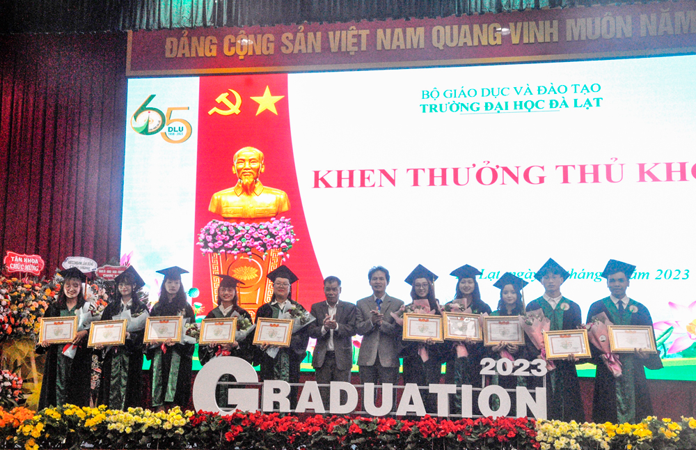 Trường Đại học Đà Lạt trao giấy khen cho các cử nhân, kỹ sư tốt nghiệp thủ khoa