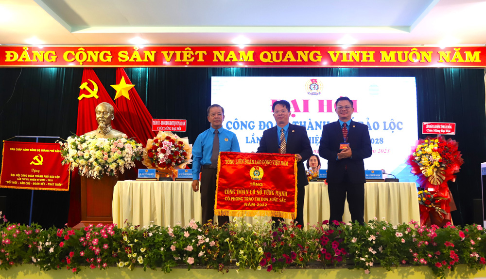 LĐLĐ TP Bảo Lộc nhận Cờ thi đua của Tổng LĐLĐ Việt Nam trao tặng