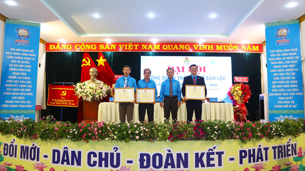 Các tập thể, cá nhân nhận bằng khen của Tổng LĐLĐ Việt Nam