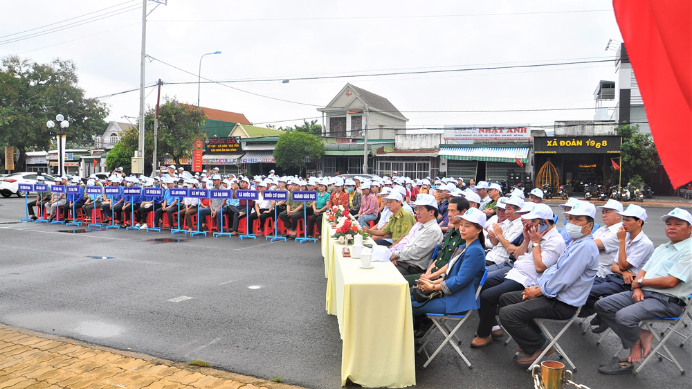 Gần 400 cán bộ công chức và người dân huyện Đạ Tẻh tham gia Lễ phát động