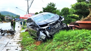 Bảo Lộc: Xe ô tô lao qua đường tông vào xe máy, 2 người thương vong