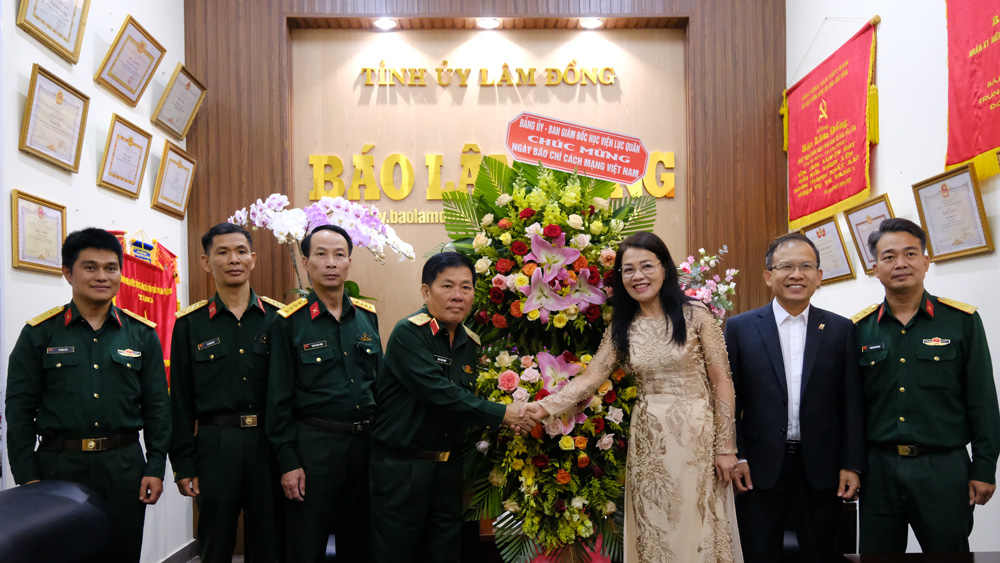 Đảng ủy, Ban Giám đốc Học viện Lục quân tặng hoa chúc mừng Báo Lâm Đồng