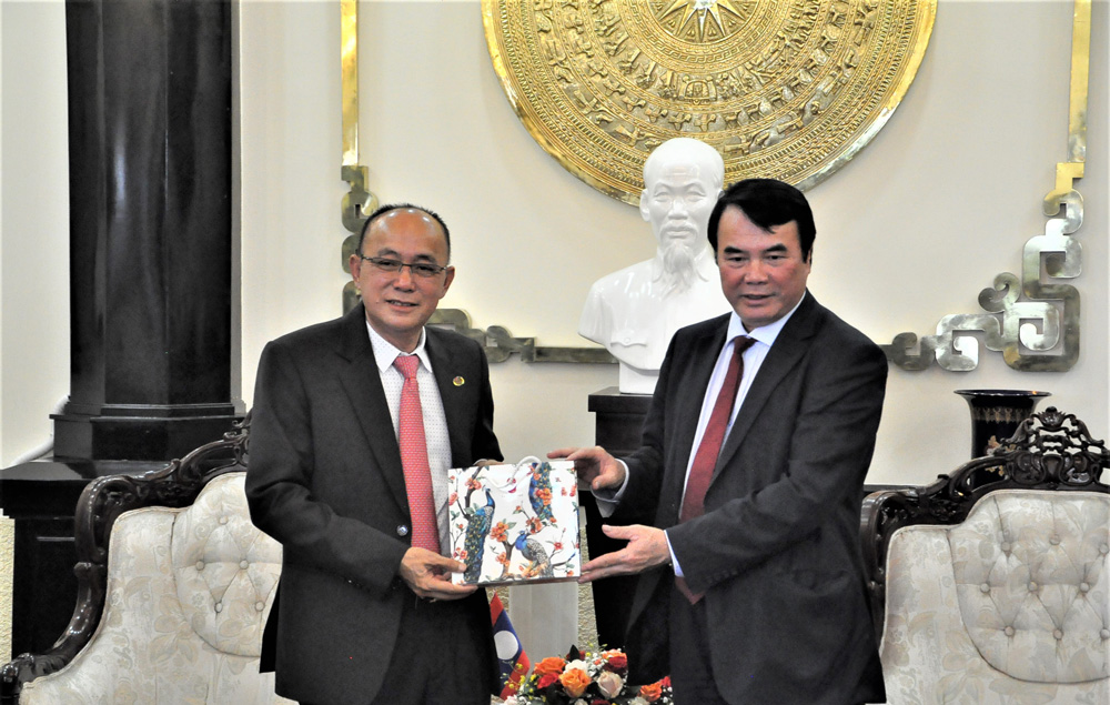 Lãnh đạo tỉnh Lâm Đồng trao sản vật địa phương cho Lãnh đạo tỉnh Champasak