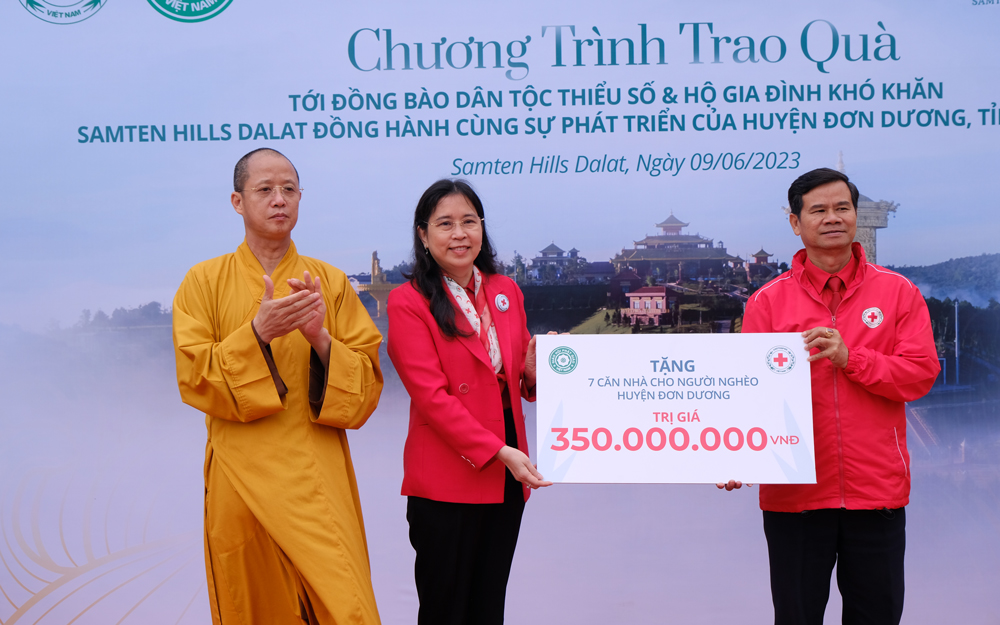 Đại diện Giáo hội Phật giáo Việt Nam và Trung ương Hội Chữ thập đỏ Việt Nam trao hỗ trợ 7 căn nhà cho lãnh đạo Hội Chữ thập đỏ tỉnh
