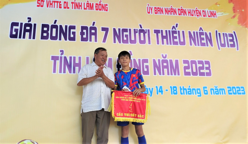 Trao phần thưởng cho cầu thủ xuất sắc nhất giải Trần Ngọc Thanh – Đơn Dương 