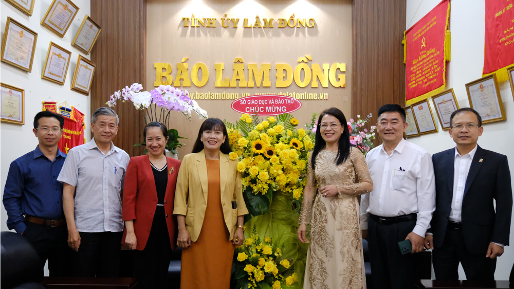 Lãnh đạo Sở Giáo dục và Đào tạo chúc mừng Báo Lâm Đồng