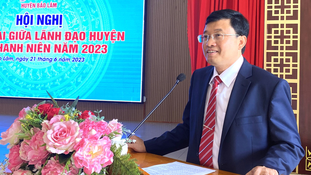 Chủ tịch UBND huyện Bảo Lâm Trương Hoài Minh ghi nhận các ý kiến, kiến nghị của thanh niên địa phương
