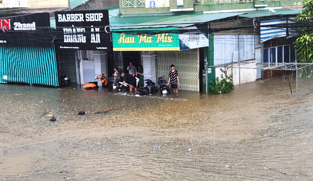 Nước tràn vào nhà dân trên đường Lê Văn Tám (Phường 2)