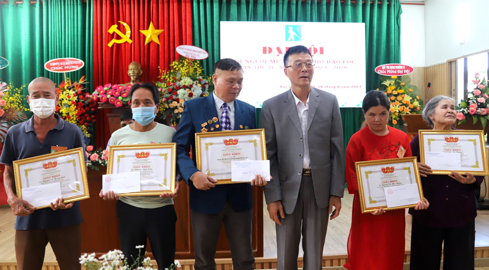 Chủ tịch Hội Người mù tỉnh Lâm Đồng Vũ Xuân Trường trao tặng giấy khen cho các tập thể, cá nhân