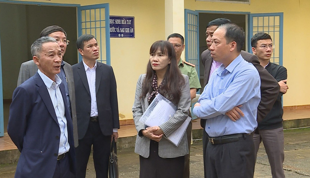 Chủ tịch UBND tỉnh Trần Văn Hiệp kiểm tra điểm thi tại điểm thi THPT Lang Biang (huyện Lạc Dương)