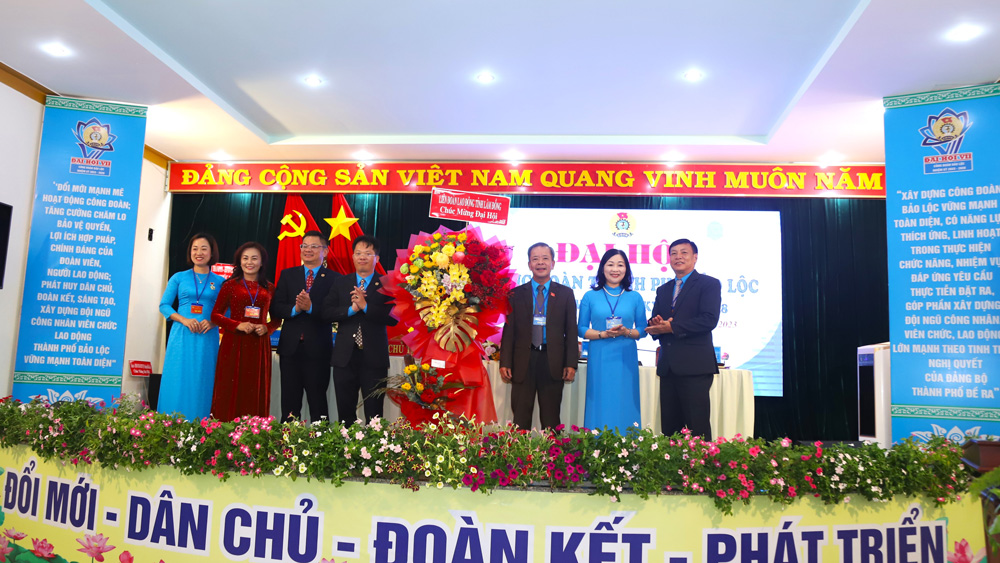Lãnh đạo LĐLĐ tỉnh Lâm Đồng tặng hoa chúc mừng Đại hội