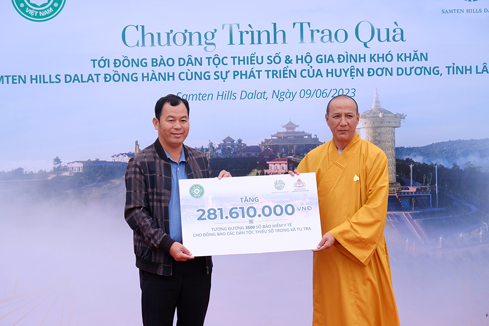 Đại đức Thích Minh Nhựt – Phó Ban Trị sự Giáo hội Phật giáo Việt Nam tỉnh trao 3.500 thẻ bảo hiểm y tế cho lãnh đạo xã Tu tra