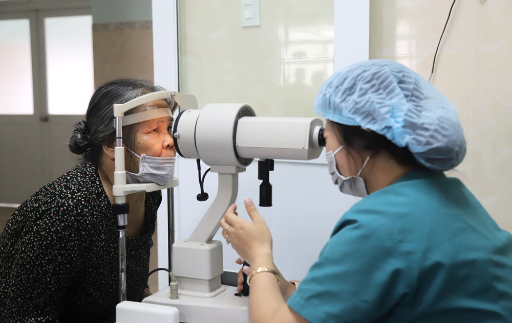 Các bệnh nhân được kiểm tra mắt trước khi phẫu thuật