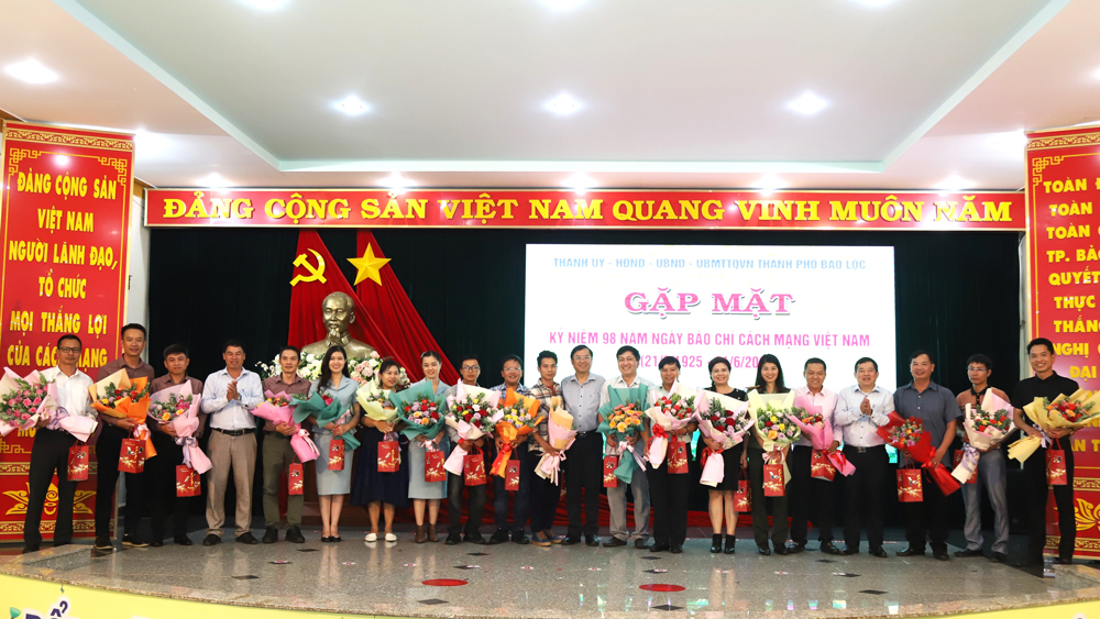 Lãnh đạo TP Bảo Lộc tặng hoa chúc mừng các nhà báo, phóng viên nhân kỷ niệm 98 năm Ngày Báo chí Cách mạng Việt Nam 21/6