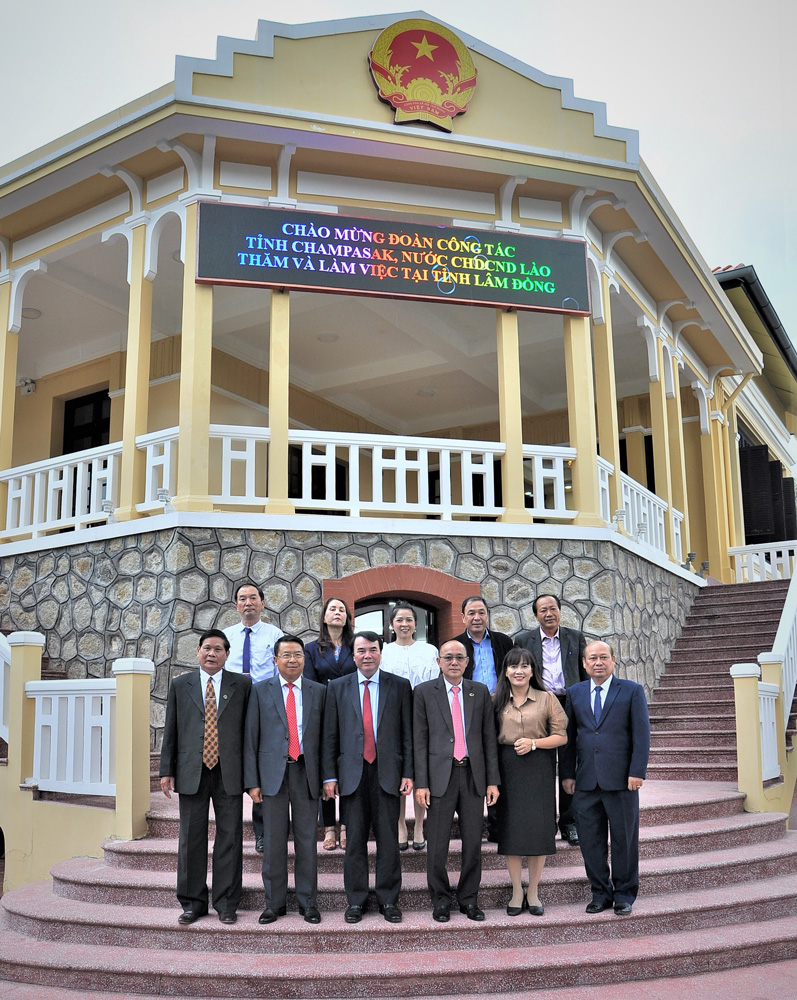Lãnh đạo 2 tỉnh Lâm Đồng và Champasak cùng đoàn chụp hình lưu niệm