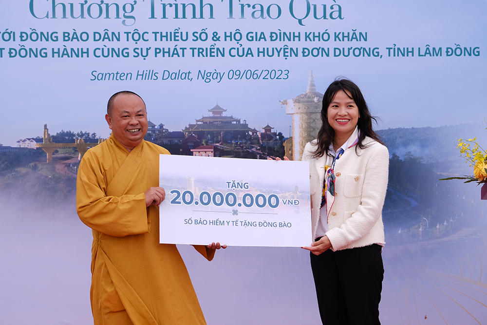 Đại diện Công ty Samten Hills Dalat trao 20 triệu đồng cho đại diện Giáo hội Phật giáo Việt Nam huyện Đơn Dương 