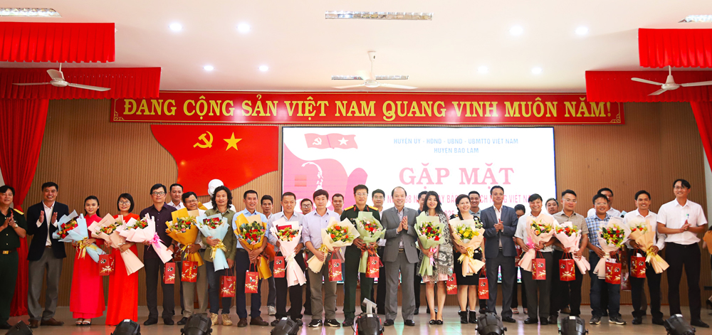 Lãnh đạo huyện Bảo Lâm tặng hoa chúc mừng các nhà báo, phóng viên nhân kỷ niệm 98 năm Ngày Báo chí Cách mạng Việt Nam 21/6
