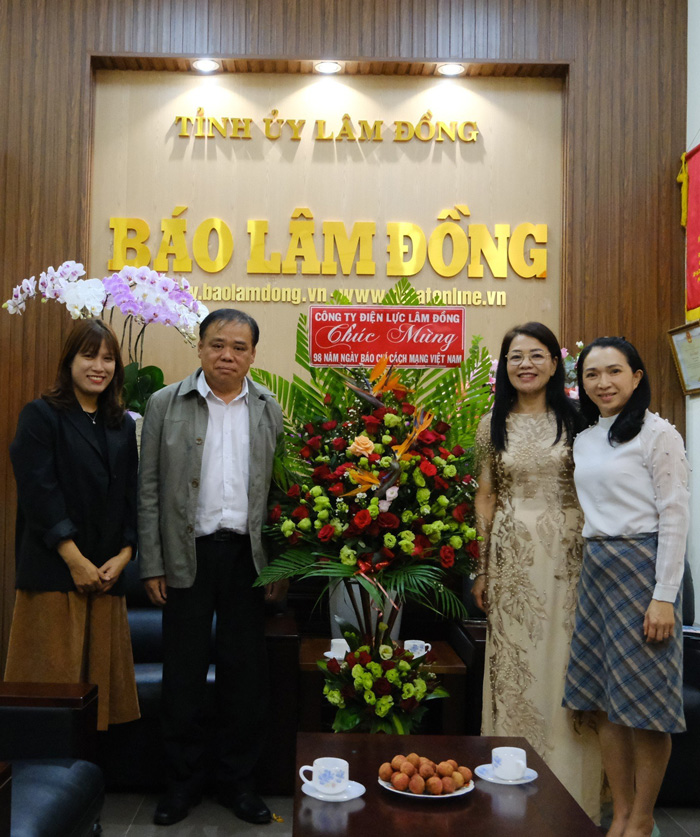 Lãnh đạo Công ty Điện lực Lâm Đồng tặng hoa chúc mừng Báo Lâm Đồng