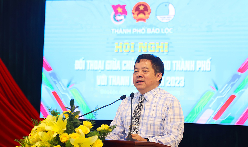 Chủ tịch UBND TP Bảo Lộc Nguyễn Văn Phương tiếp thu, trả lời các ý kiến, kiến nghị của thanh niên