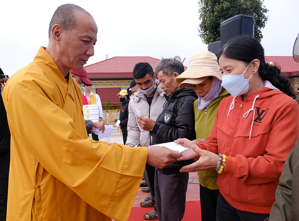 Đại đức Thích Minh Nhựt – Phó Ban Trị sự Giáo hội Phật giáo Việt Nam tỉnh trao quà cho người dân có hoàn cảnh khó khăn