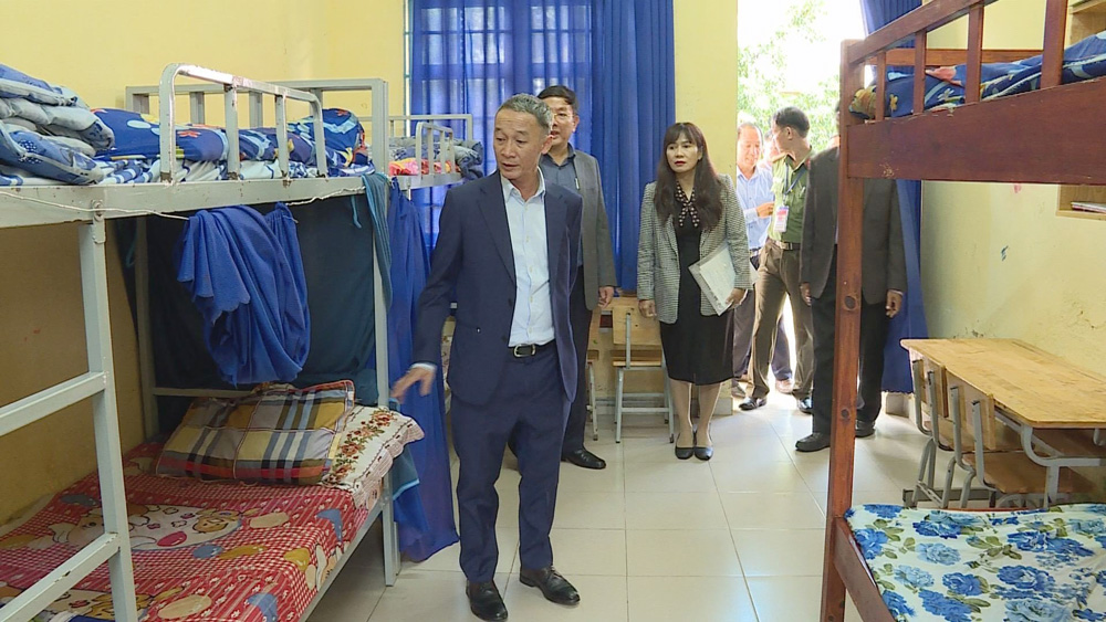 Chủ tịch UBND tỉnh Lâm Đồng Trần Văn Hiệp kiểm tra cơ sở vật chất tại điểm thi THPT Lang Biang