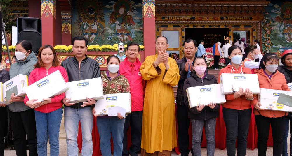 1.000 phần quà được trao đến người dân trên địa bàn xã Tu Tra