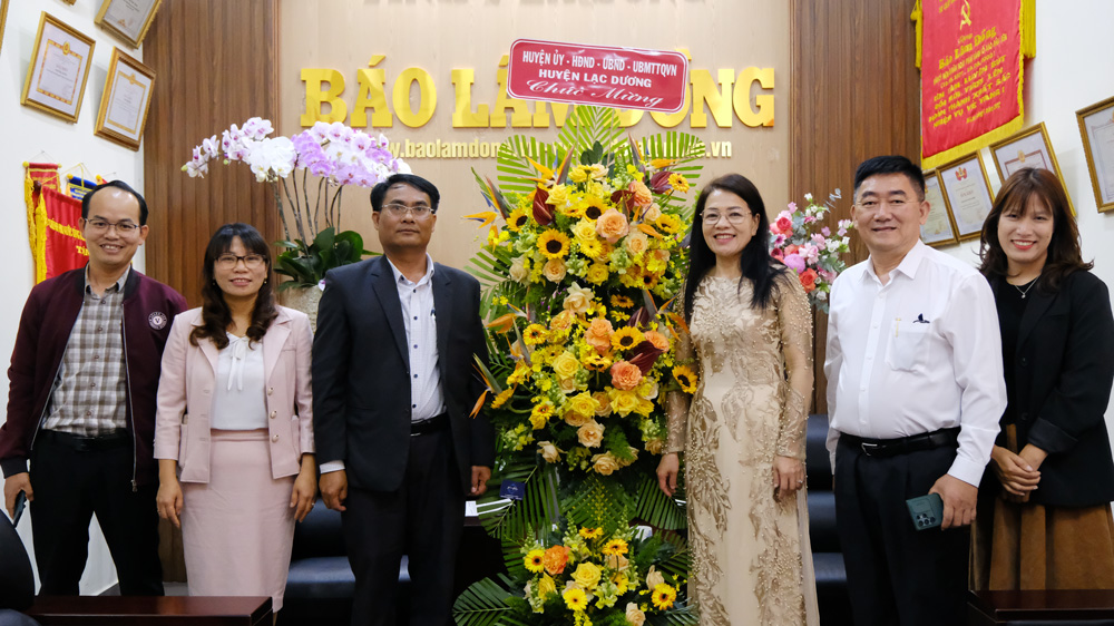 Lãnh đạo Huyện ủy, UBND, Ủy ban MTTQ Việt Nam huyện Lạc Dương cảm ơn Báo Lâm Đồng đã đồng hành với sự phát triển của địa phương