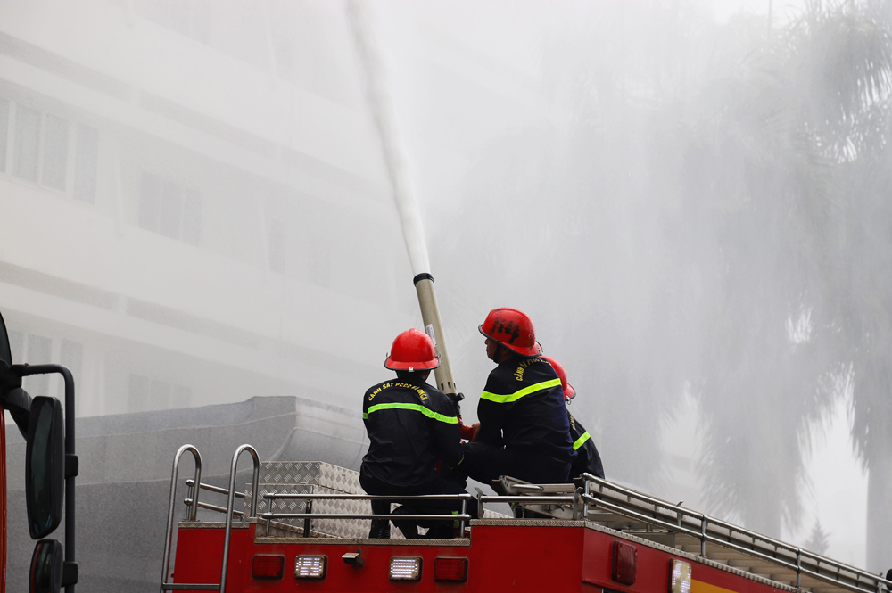 Lực lượng chữa cháy sử dụng vòi phun áp lực lớn để khống chế đám cháy