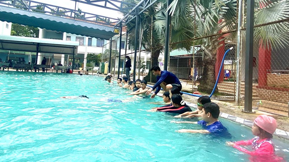 Lớp dạy bơi miễn phí cho 24 em học sinh có hoàn cảnh khó khăn