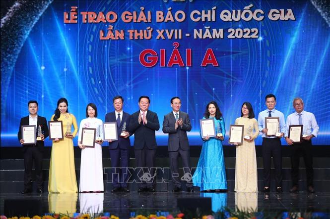 Chủ tịch nước Võ Văn Thưởng và Trưởng Ban Tuyên giáo Trung ương Nguyễn Trọng Nghĩa trao giải A cho tác giả, đại diện nhóm tác giả