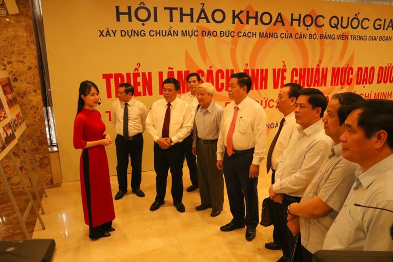 Các đại biểu tham quan triển lãm sách, ảnh về chuẩn mực đạo đức theo tư tưởng, đạo đức, phong cách Hồ Chí Minh