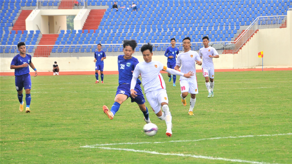 Các cầu thủ Trẻ Quảng Nam (áo trắng) thi đấu trên sân Đà Lạt trong trận hòa 0-0 với đội Lâm Đồng (áo xanh)