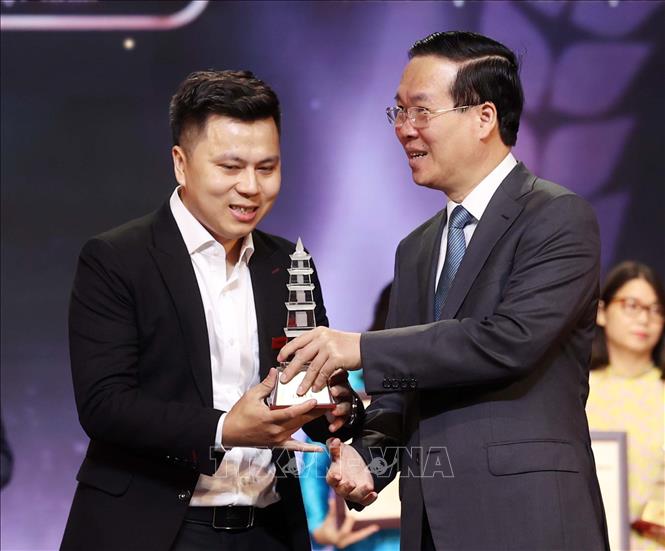 Chủ tịch nước Võ Văn Thưởng trao giải A cho đại diện nhóm tác giả Báo điện tử VietnamPlus thuộc Liên chi hội nhà báo TTXVN