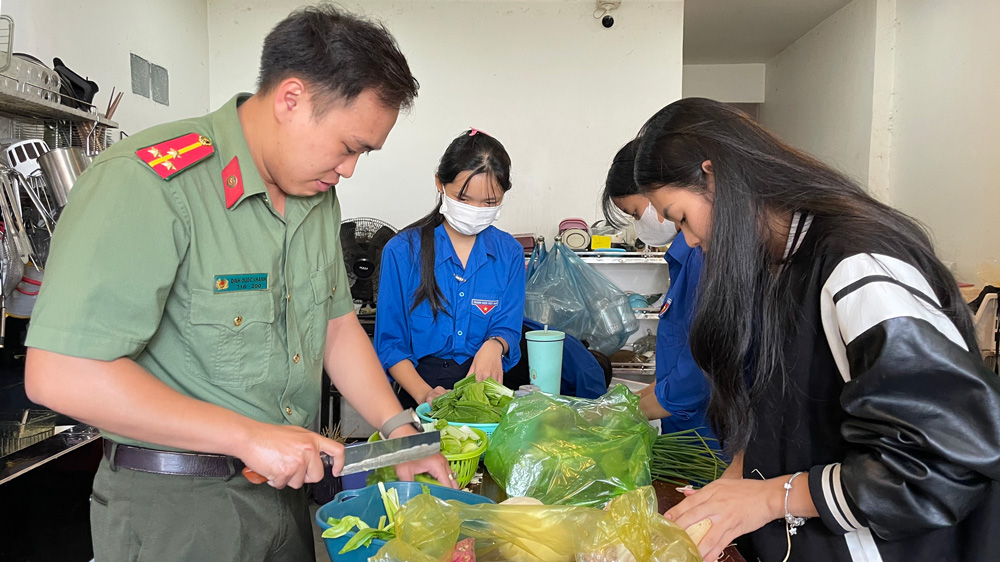 Đoàn viên, thanh niên thị trấn Lộc Thắng cùng Công an huyện Bảo Lâm nấu các suất cơm hỗ trợ thí sinh ở xa