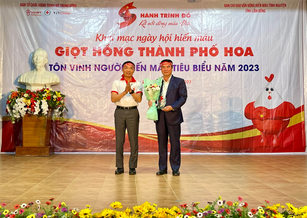 Ông Lê Lâm - Phó Viện trưởng Viện Huyết học - Truyền máu Trung ương, Phó Trưởng Ban tổ chức Hành trình Đỏ năm 2023 trao biểu trưng Hành trình đỏ và hoa cho Ban Chỉ đạo Vận động HMTN tỉnh Lâm Đồng