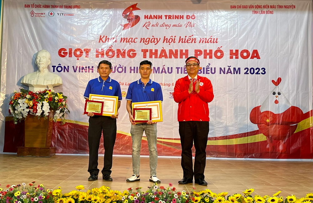 Ông Vũ Thanh Lưu - Phó Chủ tịch Trung ương Hội Chữ thập đỏ Việt Nam tặng bằng khen, kỷ vật tôn vinh cho 2 gia đình có thành tích xuất sắc trong hoạt động HMTN