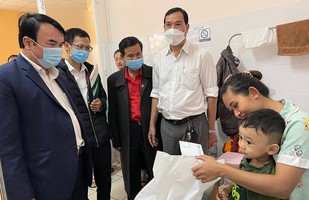 Phó Chủ tịch UBND tỉnh Phạm S thăm, tặng quà cho bệnh nhân bị tan máu bẩm sinh