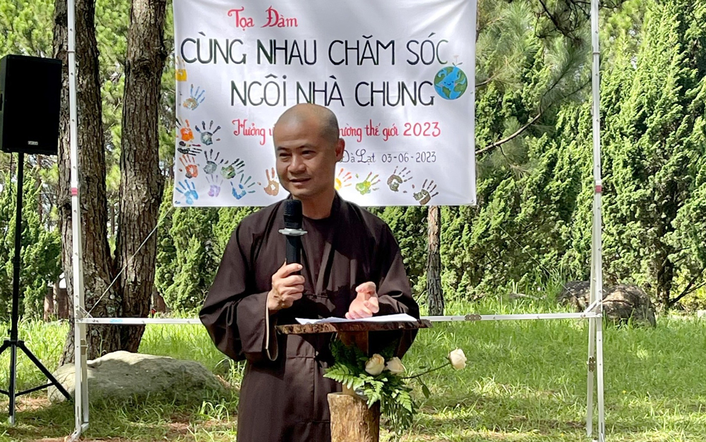 Đại đức Thích Tĩnh Tuệ, đại diện Ban Trị sự Giáo hội Phật giáo Việt Nam TP Đà Lạt tham gia buổi tọa đàm về bảo vệ môi trường