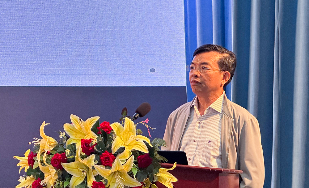 Ông Đỗ Quý Tiến - Phó Vụ trưởng, Vụ Cải cách hành chính, Bộ Nội vụ tham luận, phân tích các chỉ số của tỉnh Lâm Đồng