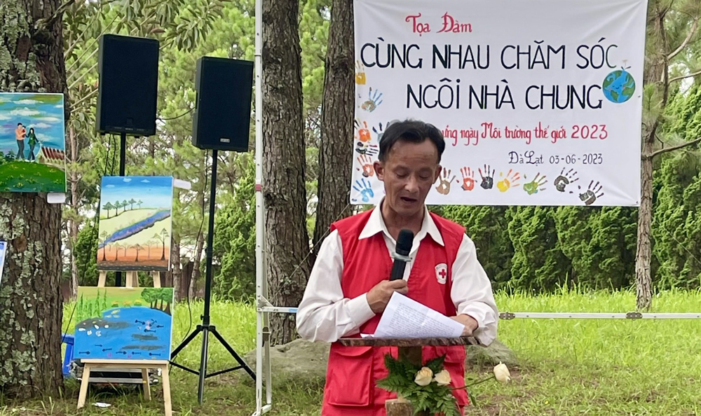 Ông Võ Đăng Thái Bình - Hội Chữ thập đỏ TP Đà Lạt thông tin về các hoạt động bảo vệ môi trường của TP Đà Lạt 