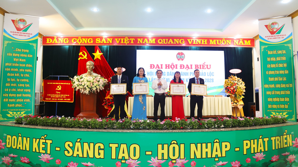 Trao bằng khen của Hội Nông dân tỉnh Lâm Đồng cho các tập thể, cá nhân