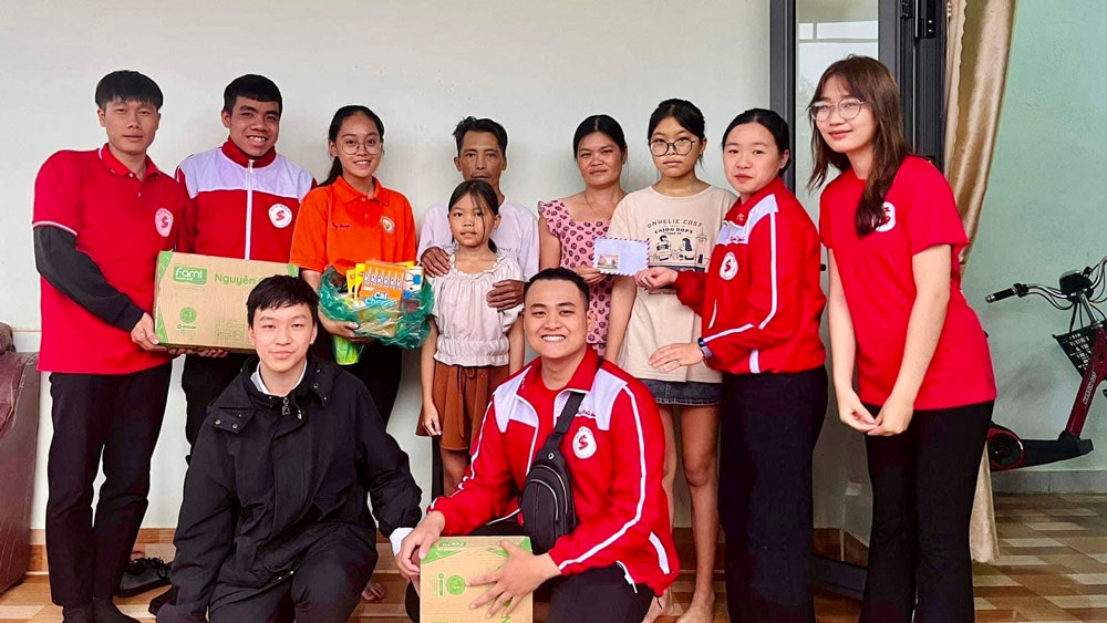 Các tình nguyện viên CLB Hành trình đỏ - Kết nối yêu thương Lâm Đồng thăm, tặng quà cho bệnh nhân bị tan máu bẩm sinh