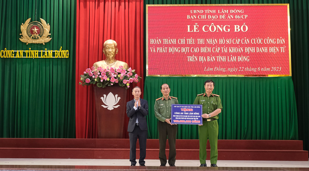 Chủ tịch UBND trao thưởng 100 triệu đồng cho Công an tỉnh Lâm Đồng