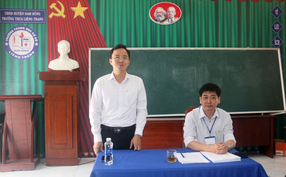 Đồng chí Nguyễn Văn Lộc – Bí thư Huyện ủy thăm hỏi, động viên các thầy, cô giáo tại điểm thi Trường THCS Liêng Trang 