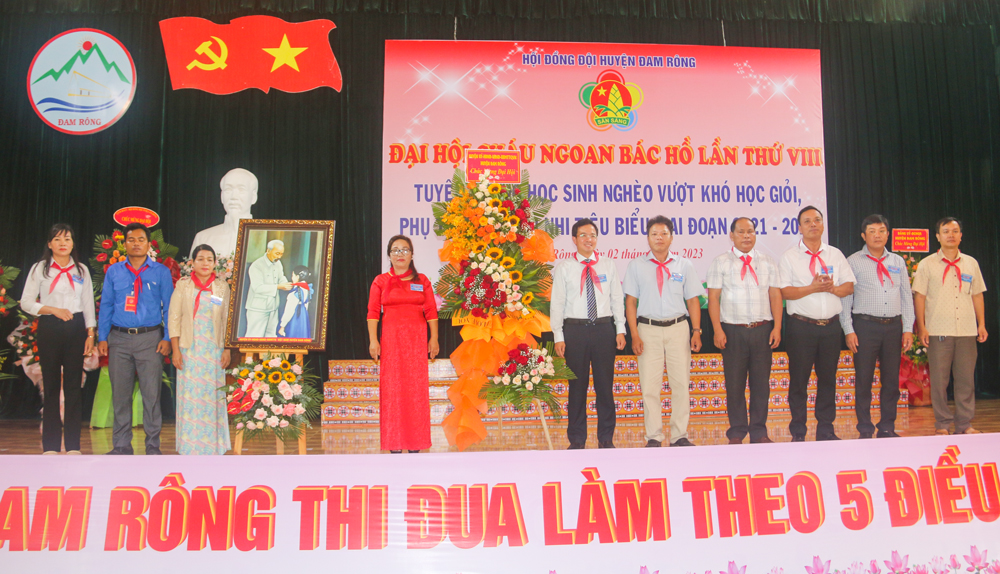 Đồng chí Nguyễn Văn Lộc – Bí thư Huyện ủy cùng các đồng chí lãnh đạo huyện tặng hoa và ảnh chân dung Bác Hồ chúc mừng Đại hội 