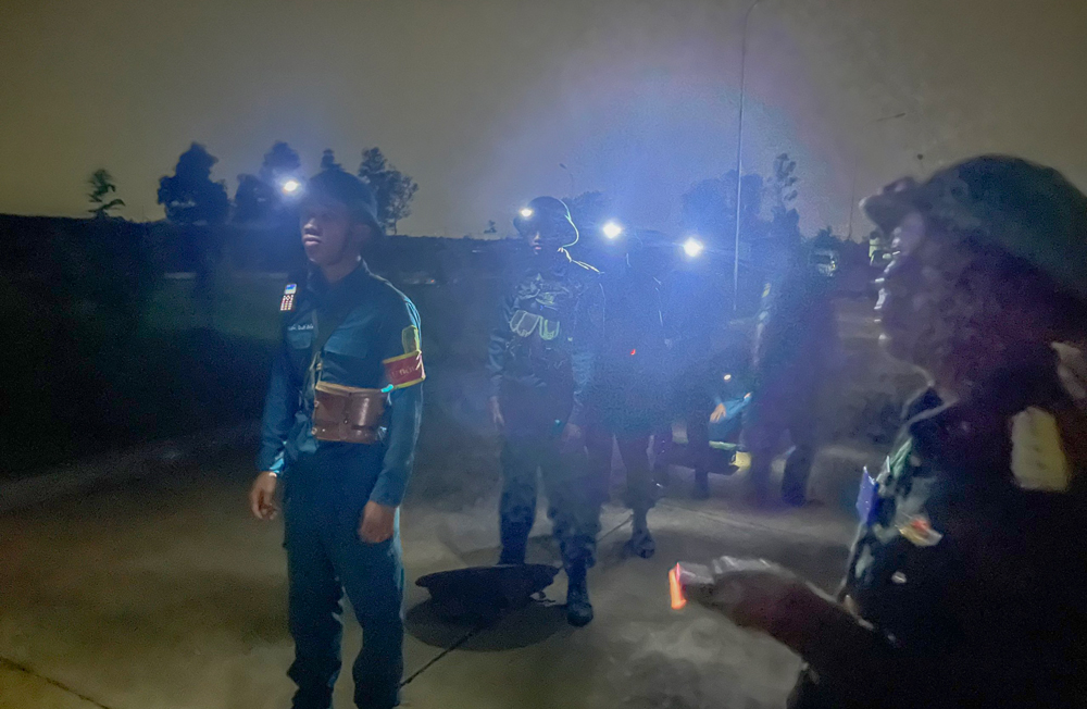 Đoàn vận động viên thuộc Bộ CHQS tỉnh Lâm Đồng tham gia nội dung bắn súng AK ban đêm
