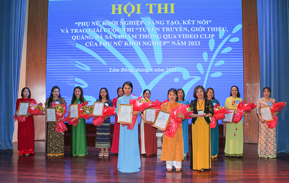 Bà Nguyễn Thị Phương Thảo – Phó Chủ tịch Hội LHPN tỉnh trao giải cho các dự án, ý tưởng đoạt giải nhì